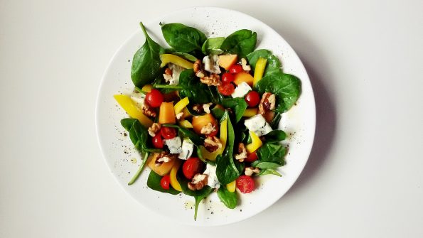 salatka z gorgonzola i orzechami
